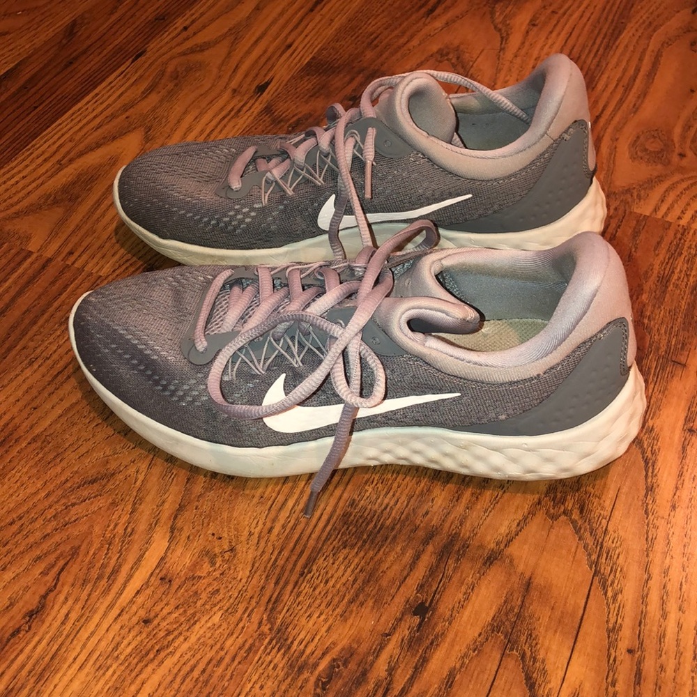 gray women’s Nike running shoes